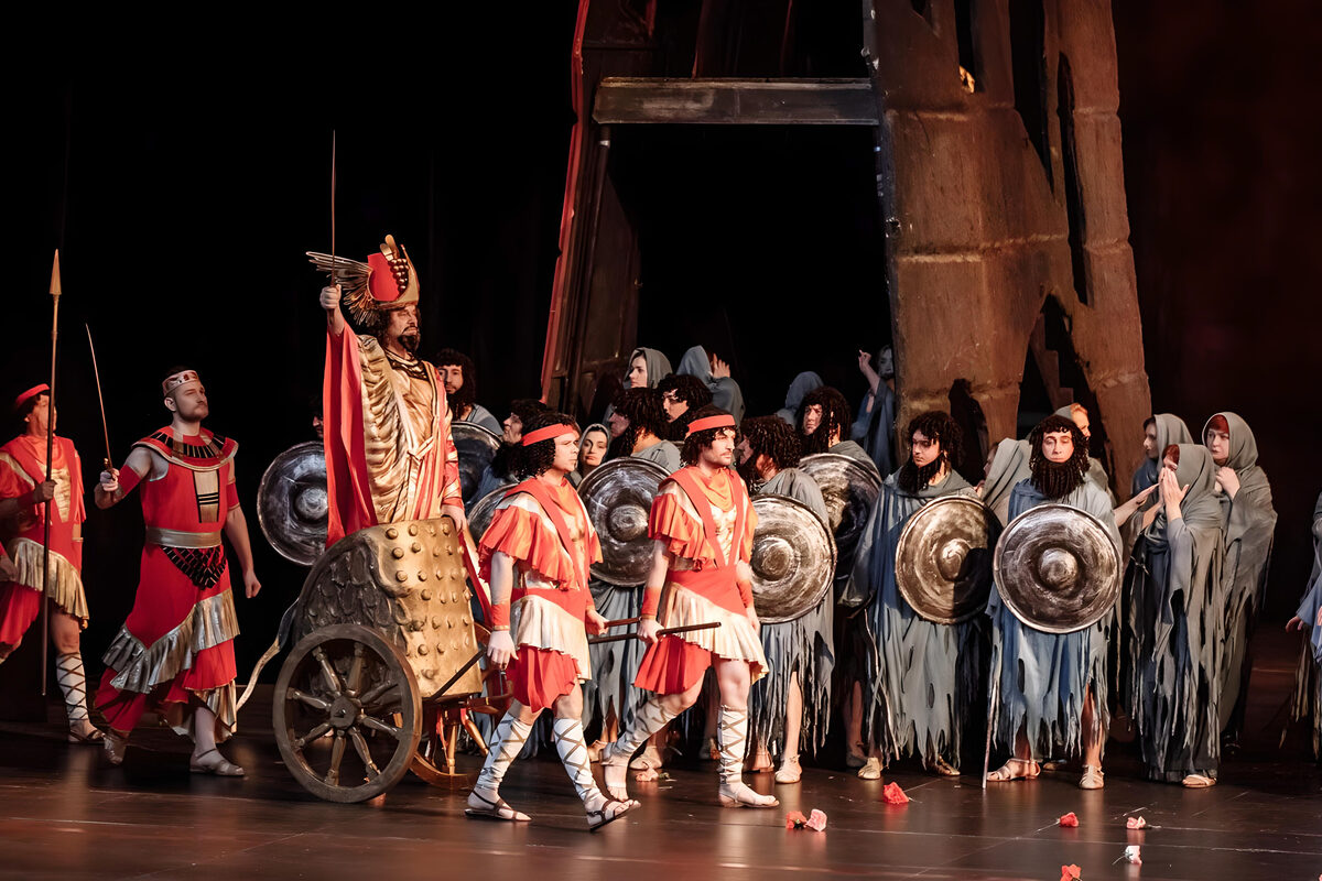 Escena coral de Nabucco, de la Ópera Nacional de Moldavia.