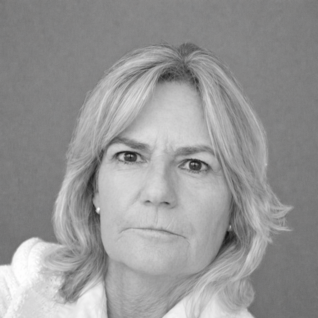Retrato en blanco y negro de Marta Fernández Cuadra, mujer de cabello rubio y collar de flores.
