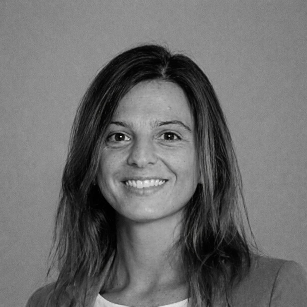 Retrato en blanco y negro de Virginia Mesanza, mujer de cabello rubio y blusa blanca.